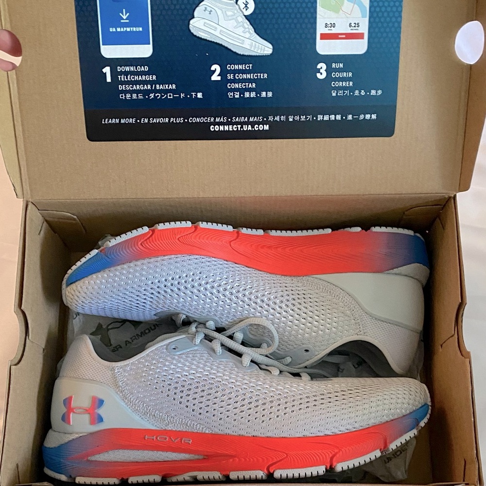 NWT *BRAND NEW NEVER WORN*Under Armour Hover sonic 4 Sneakers
